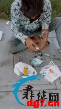 疫情之下不分国界，菲交警自发购买食物和药品给这位落难的老哥！
